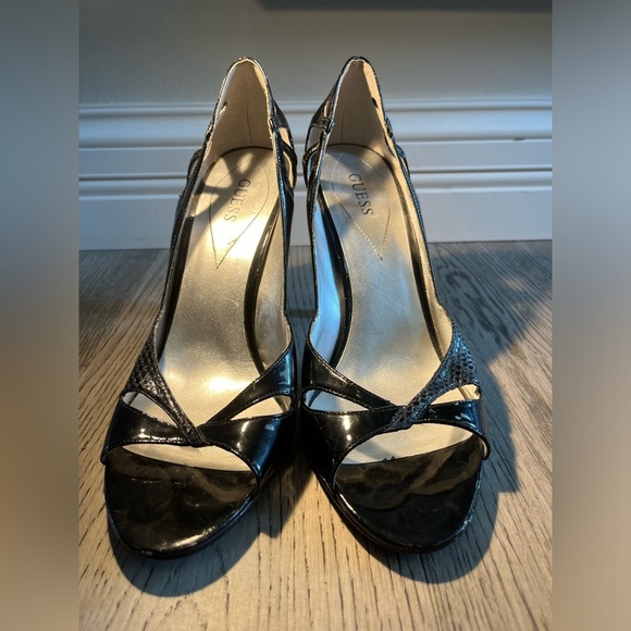 Guess Peep-toe black pump with super cute cut outs! - Picture 1 of 8